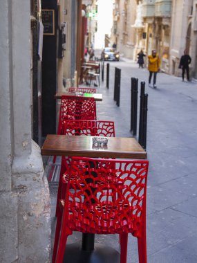 Valletta, Malta, üzerinde 8 Ocak 2019. İnsanlar eski şehrin yoğun alışveriş caddesi boyunca gidin. Masalara sokak Cafe ziyaretçiler için