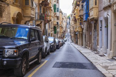 Valletta, Malta, üzerinde 8 Ocak 2019. Tarihi bina çevresinde bir mimari kompleksi. Pitoresk karakteristik Balkonlu binaların cephe süslemeleri ve sembolleri Malta biridir.