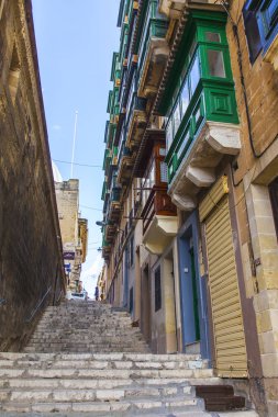 Valletta, Malta, üzerinde 8 Ocak 2019. Tarihi bina çevresinde bir mimari kompleksi. Merdiven yoIda. Pitoresk karakteristik Balkonlu binaların cephe süslemeleri ve sembolleri Malta biridir.