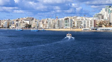Sliema, Malta, 5 Ocak 2019 tarihinde. Körfezin güzel set of mimari kompleks 