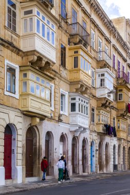 Valletta, Malta, üzerinde 8 Ocak 2019. Tarihi bina çevresinde bir mimari kompleksi. Pitoresk karakteristik Balkonlu binaların cephe süslemeleri ve sembolleri Malta biridir.