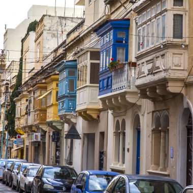 Sliema, Malta, 5 Ocak 2019 tarihinde. Geleneksel bir ev bir cephe parçası. Malta mimarisi ve bir ülke sembolleri - karmaşık bir balkon karakteristik bir detay
