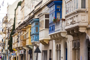 Sliema, Malta, 5 Ocak 2019 tarihinde. Geleneksel bir ev bir cephe parçası. Malta mimarisi ve bir ülke sembolleri - karmaşık bir balkon karakteristik bir detay