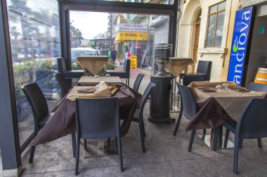 Sliema, Malta, üzerinde 8 Ocak 2019. Masalara Koyu Dolgu üzerinde sokak Cafe ziyaretçiler için