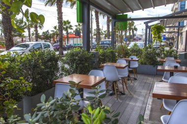 Sliema, Malta, üzerinde 8 Ocak 2019. Masalara Koyu Dolgu üzerinde sokak Cafe ziyaretçiler için