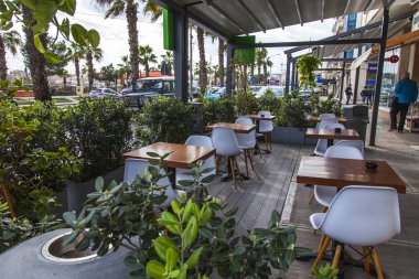 Sliema, Malta, üzerinde 8 Ocak 2019. Masalara Koyu Dolgu üzerinde sokak Cafe ziyaretçiler için