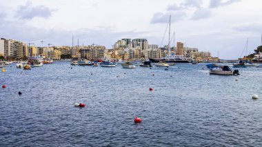 Sliema, Malta, üzerinde 8 Ocak 2019. Pitoresk koyda yürüyen Tekneler güneşin ile kış sabahları yanıyor. Uzaktan güzel dolgu
