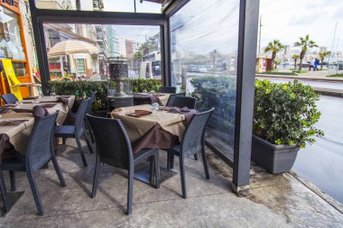 Sliema, Malta, üzerinde 8 Ocak 2019. Masalara Koyu Dolgu üzerinde sokak Cafe ziyaretçiler için