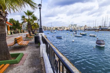 Sliema, Malta, 5 Ocak 2019 tarihinde. Körfezin güzel set of mimari kompleks 