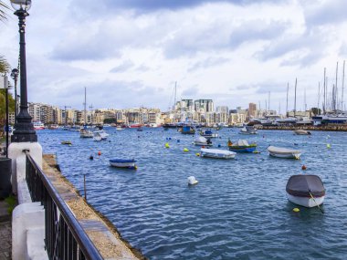 Sliema, Malta, üzerinde 8 Ocak 2019. Pitoresk koyda yürüyen Tekneler güneşin ile kış sabahları yanıyor. Uzaktan güzel dolgu