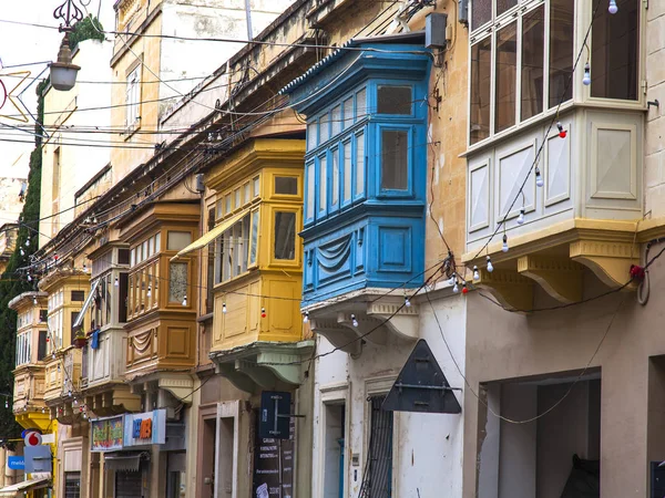 Sliema, Malta, 5 Ocak 2019 tarihinde. Geleneksel bir ev bir cephe parçası. Malta mimarisi ve bir ülke sembolleri - karmaşık bir balkon karakteristik bir detay