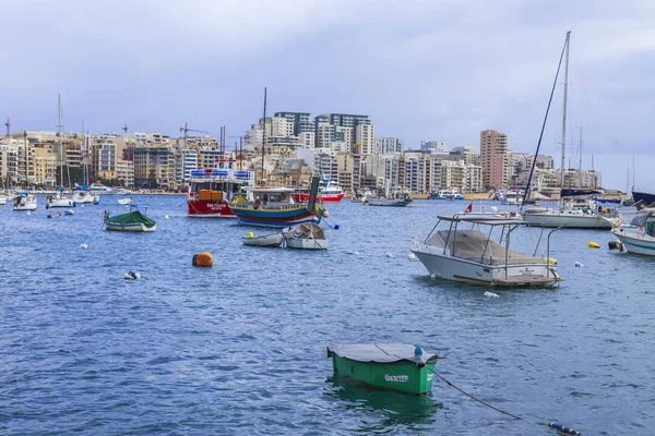 Sliema Malta January 2019 Walking Boats Picturesque Bay Lit Sun — Stock Photo, Image