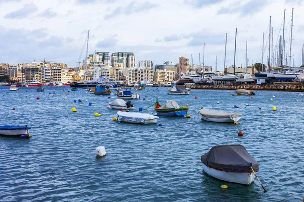 Sliema Malta January 2019 Walking Boats Picturesque Bay Lit Sun — Stock Photo, Image