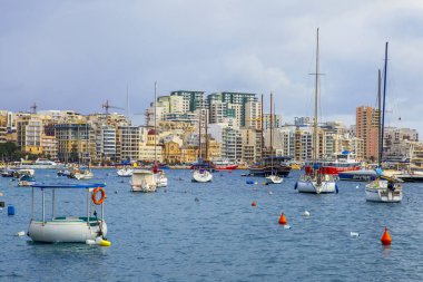 Sliema, Malta, üzerinde 8 Ocak 2019. Pitoresk koyda yürüyen Tekneler güneşin ile kış sabahları yanıyor. Uzaktan güzel dolgu