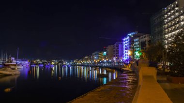 Sliema, Malta, 5 Ocak 2019 tarihinde. Gece bak. defne suya yansıyan akşam yangınlar ile Bay pitoresk setin yaktı