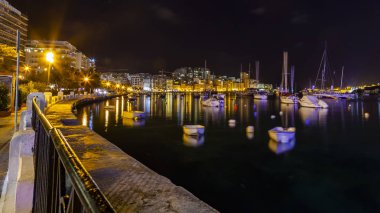 Sliema, Malta, 5 Ocak 2019 tarihinde. Gece bak. defne suya yansıyan akşam yangınlar ile Bay pitoresk setin yaktı