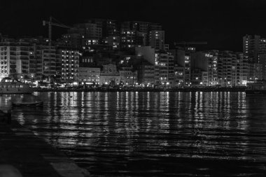 Sliema, Malta, 5 Ocak 2019 tarihinde. Gece bak. defne suya yansıyan akşam yangınlar ile Bay pitoresk setin yaktı