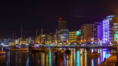 Sliema, Malta, 5 Ocak 2019 tarihinde. Gece bak. defne suya yansıyan akşam yangınlar ile Bay pitoresk setin yaktı