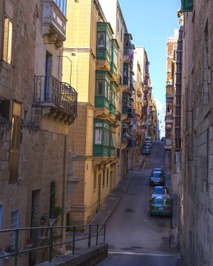 Valletta, Malta, üzerinde 8 Ocak 2019. Tarihi bina çevresinde bir mimari kompleksi. Pitoresk karakteristik Balkonlu binaların cephe süslemeleri ve sembolleri Malta biridir.