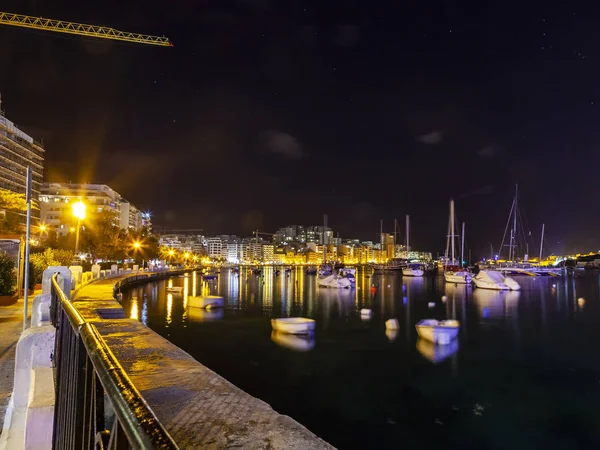 Sliema, Malta, 5 Ocak 2019 tarihinde. Gece bak. defne suya yansıyan akşam yangınlar ile Bay pitoresk setin yaktı