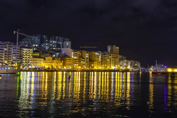马耳他斯利马 2019年1月5日 晚上看 海湾风景如画的堤防点燃了晚上的火 反映在海湾的水 — 图库照片