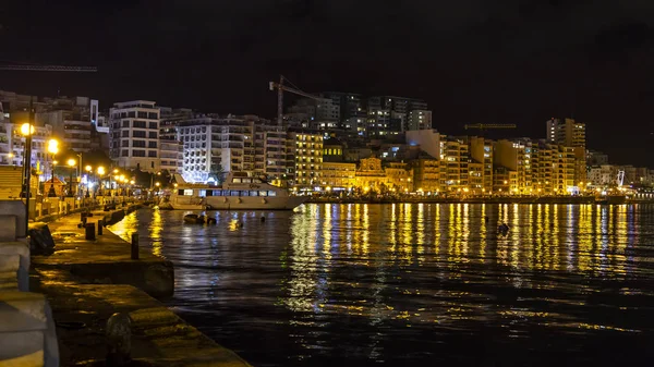 马耳他斯利马 2019年1月5日 晚上看 海湾风景如画的堤防点燃了晚上的火 反映在海湾的水 — 图库照片