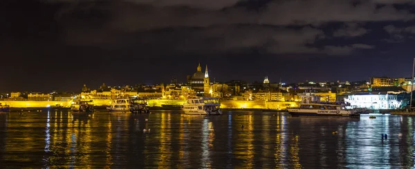 Sliema Malta Ocak 2019 Tarihinde Gece Bak Defne Suya Yansıyan — Stok fotoğraf