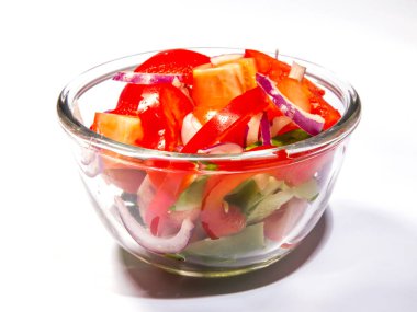 Şeffaf bir kase lezzetli taze sebze salatası