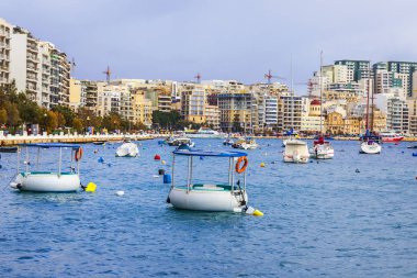 Sliema, Malta, üzerinde 8 Ocak 2019. Pitoresk koyda yürüyen Tekneler güneşin ile kış sabahları yanıyor. Uzaktan güzel dolgu
