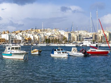 Sliema, Malta, üzerinde 8 Ocak 2019. Pitoresk koyda yürüyen Tekneler güneşin ile kış sabahları yanıyor. Uzaktan güzel dolgu