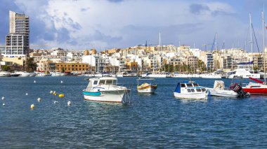 Sliema, Malta, üzerinde 8 Ocak 2019. Pitoresk koyda yürüyen Tekneler güneşin ile kış sabahları yanıyor. Uzaktan güzel dolgu