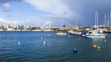 Il-Gzira, Malta, üzerinde 8 Ocak 2019. Yürüyen tekneler ve yatlar pitoresk koyda demirlemiş 