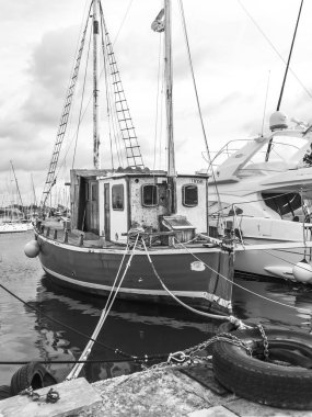 Il-Gzira, Malta, üzerinde 8 Ocak 2019. Yürüyen tekneler ve yatlar pitoresk koyda demirlemiş 