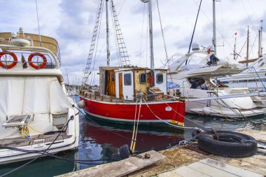 Il-Gzira, Malta, üzerinde 8 Ocak 2019. Yürüyen tekneler ve yatlar pitoresk koyda demirlemiş 