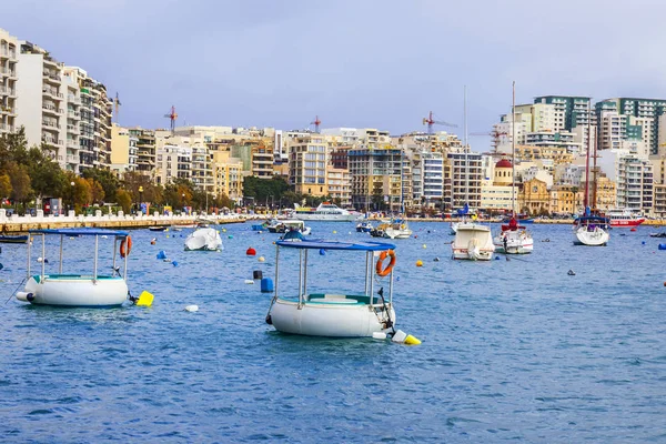 Sliema Malta Enero 2019 Los Botes Pie Pintoresca Bahía Iluminan — Foto de Stock