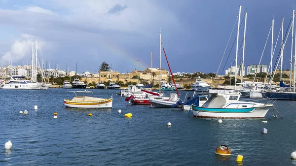 Gzira Malta Janeiro 2019 Barcos Iates Estão Ancorados Pitoresca Baía — Fotografia de Stock