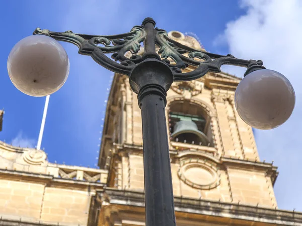 Gzira マルタ 2019 大聖堂のファサードの背景に美しい街灯 — ストック写真