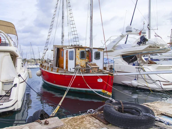 Gzira Málta Január 2019 Sétáló Hajók Jachtok Kikötve Festői Öbölben — Stock Fotó