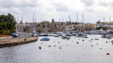 Il-Gzira, Malta, üzerinde 8 Ocak 2019. Yürüyen tekneler ve yatlar pitoresk koyda demirlemiş. Bulutlu hava