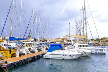 Il-Gzira, Malta, üzerinde 8 Ocak 2019. Yürüyen tekneler ve yatlar pitoresk koyda demirlemiş 