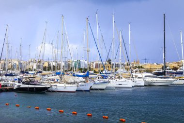Il-Gzira, Malta, üzerinde 8 Ocak 2019. Yürüyen tekneler ve yatlar pitoresk koyda demirlemiş 