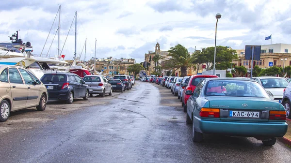 Gżira Malta Stycznia 2019 Samochody Parkują Brzegu Zatoki — Zdjęcie stockowe