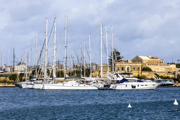 Gzira Malta Janeiro 2019 Barcos Iates Estão Ancorados Pitoresca Baía — Fotografia de Stock