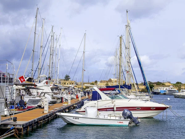 马耳他伊 格齐拉 2019年1月8日 在风景如画的海湾停泊着游船和游艇 — 图库照片