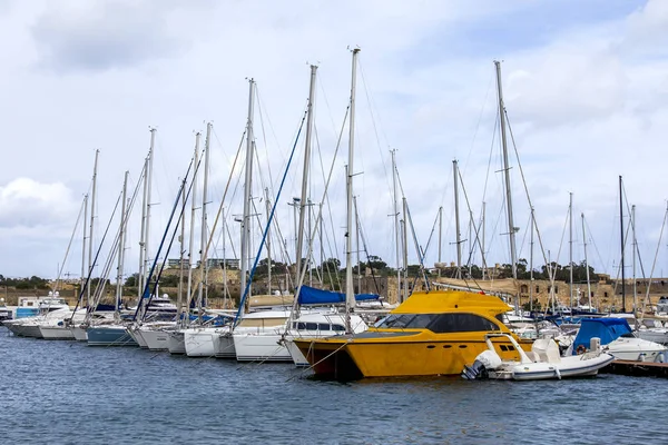 马耳他伊 格齐拉 2019年1月8日 在风景如画的海湾停泊着游船和游艇 — 图库照片