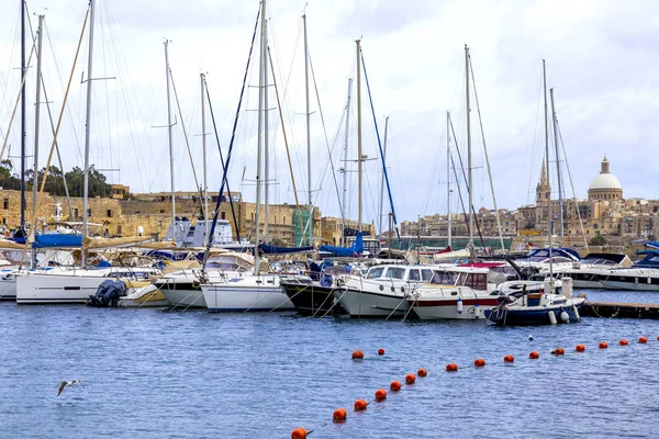 Gzira Malta Janeiro 2019 Barcos Iates Estão Ancorados Pitoresca Baía — Fotografia de Stock