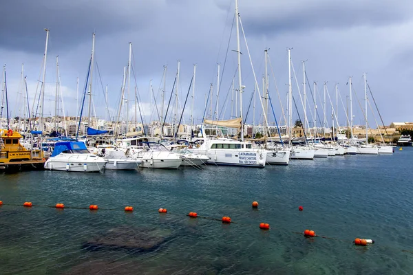 Gzira Malta Janeiro 2019 Barcos Iates Estão Ancorados Pitoresca Baía — Fotografia de Stock