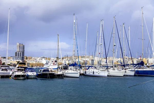 Gzira マルタ 2019 美しい湾に停泊する歩行のボートやヨット — ストック写真