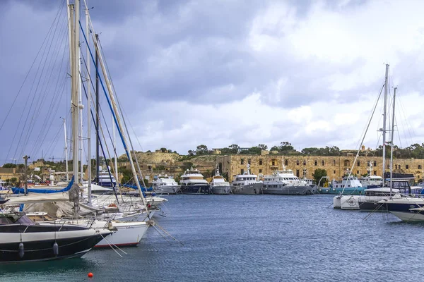 Gzira Malta Janeiro 2019 Barcos Iates Estão Ancorados Pitoresca Baía — Fotografia de Stock