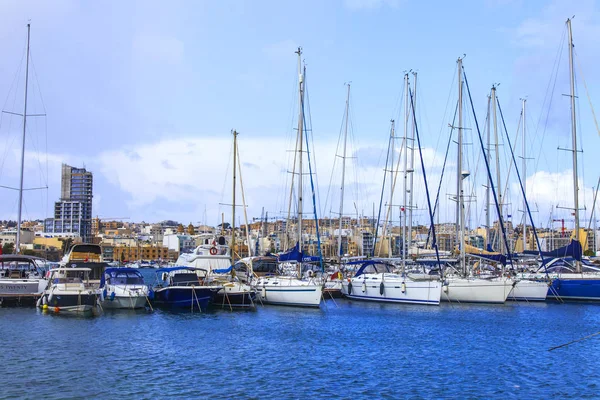 Gzira Malta Janeiro 2019 Barcos Iates Estão Ancorados Pitoresca Baía — Fotografia de Stock